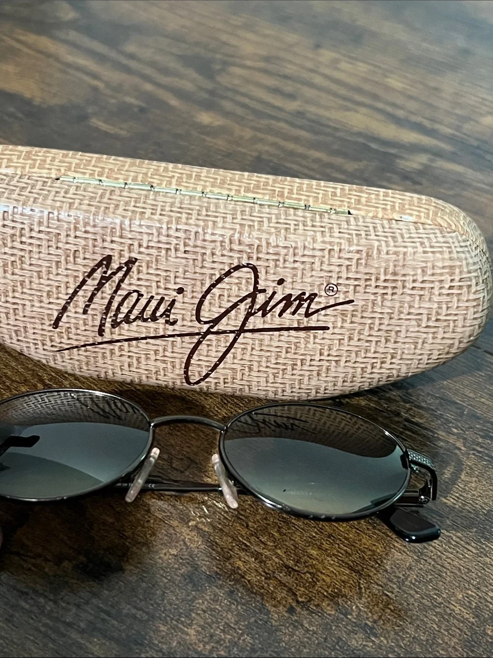 Maui Jim Black Oval Polarized Sunglasses with Tan Case MJ 146-19